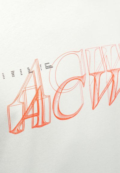 Camiseta blanca con diseños de texto lineales en naranja intenso, destacando "ACW" con texto numérico acompñante en negro debajo.