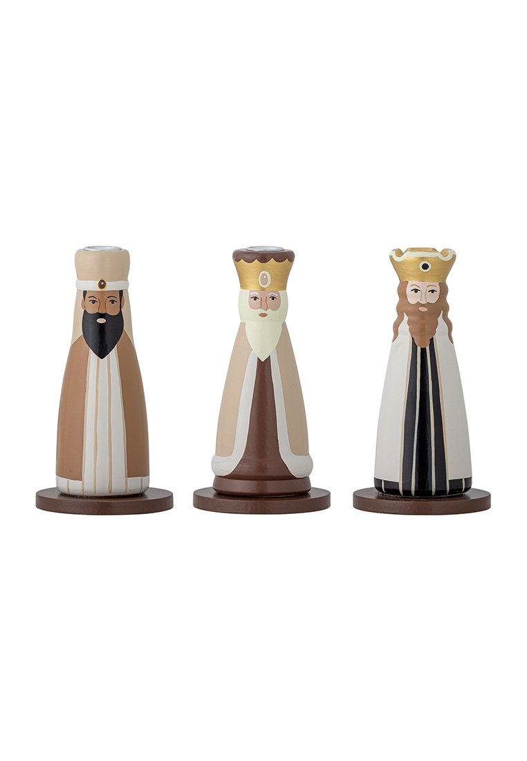 Drei Holzfiguren, die Könige darstellen, in verschiedenen Brauntönen und Cremefarben, mit ausgeprägten Kronen und Gesichtsdetails.