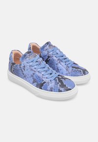 Blaue und schwarze Sneakers mit Schlangenledermuster, einer strukturierten Oberseite, hellblauen Schnürsenkeln und einer weißen Gummisohle.