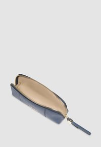 Astuccio per matite in pelle blu con cerniera dorata, caratterizzato da un interno beige. Il design è rettangolare con angoli arrotondati e base piatta.