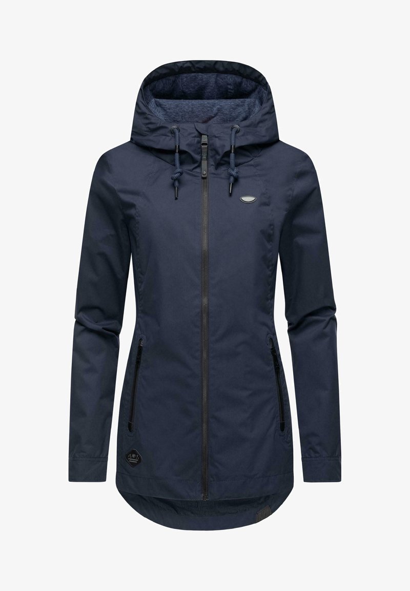 Jachetă impermeabilă bleumarin cu glugă, având un fermoar complet în față, două buzunare laterale și o șnur ajustabil pentru glugă.