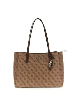 Borsa tote marrone a fantasia con manici scuri, logo triangolare Guess e targhetta Guess e charm a forma di cuore attaccati.