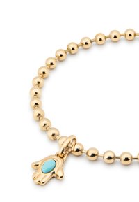 Pulsera de cuentas doradas con un pequeño charm en forma de mano Jamsa de oro que presenta una piedra ovalada de turquesa en el centro, sobre un fondo blanco.