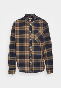 Camisa de manga larga a cuadros con un patrón de cuadros en azul, beige y naranja, cierre frontal con botones y un bolsillo en el pecho, confeccionada con tela suave.