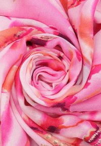 Foulard leggero rosa con motivi floreali in varie sfumature di rosa e arancio, con accenti metallici sottili. Il tessuto presenta una morbida texture.