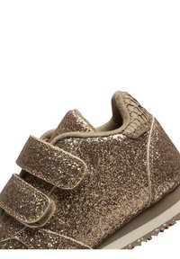 Scarpe marroni glitterate con una finitura testurizzata, dotate di due cinturini in velcro e un morbido interno color beige. Suola in gomma con un motivo di trazione.