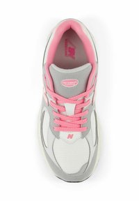 Scarpa da corsa leggera in grigio e bianco, con accenti rosa. Parte superiore in mesh traspirante con pannelli in suede e lacci texturizzati.