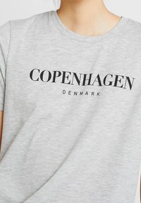 Grå bomulds t-shirt med sort tekst, der står "KØBENHAVN" og "DANMARK," med klassisk rund hals og korte ærmer.