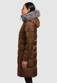 Rjava puhovka s kapuco obloženim z umetnim krznom, s prešitim vzorcem, stranskimi žepi in logotipom na rokavu. Gladek občutek.