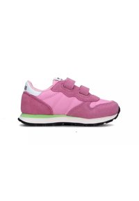 Scarpette sportive rosa realizzate in suede e tessuto, dotate di due cinturini in Velcro, un'etichetta bianca sulla parte posteriore e un accento verde sulla suola.