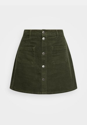 Groene corduroy rok met een uitlopende vorm, voorzien van een knoopsluiting aan de voorkant, twee voorzakken en gestructureerde verticale strepen.