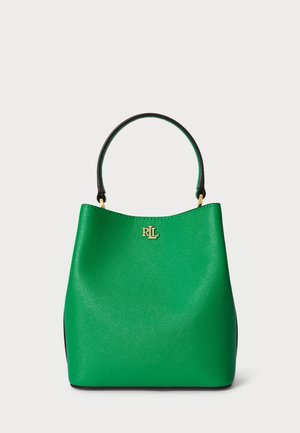 Groene leren handtas met een gestructureerd oppervlak, een strakke vorm, korte zwarte handgreep en gouden logo detail aan de voorkant.