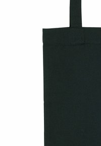 Fekete anyag bevásárlótáska egy rövid, egymagas fogantyúval, fehér háttér előtt.