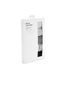 Lot de cinq culottes en coton style brésilien pour femmes en blanc, gris clair, gris foncé, rayé et noir dans une boîte de vente au détail blanche.