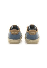 Zapatillas de lona tipo slip-on con detalles en cuero marrón, suela de yute estilo espadrille y forro interior estampado. Logotipo en la parte trasera.