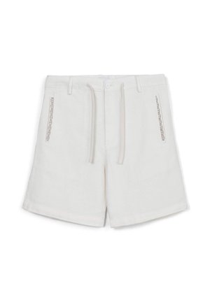 Shorts blancs en tissu doux, dotés d'une taille élastique avec cordon de serrage, d'une fermeture à bouton et d'accents décoratifs sur les poches latérales.