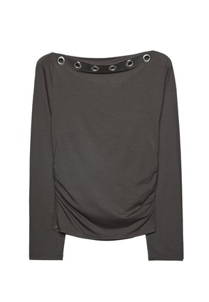 Langærmet bluse i mørkegrå stof. Har et draperet design med øsken-detaljer ved halsudskæringen og samlet detalje i siden.