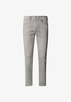 Õhukese lõikega helehall teksapüksid, millel on viis taskut, nööpidega sulgemine ja vööaukudega, kujutatud valgel taustal laotatult.