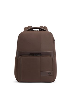 Brauner Rucksack aus Stoff und Leder mit gepolsterten Schultergurten, vorderer Reißverschlusstasche und einem oberen Griff, aufrecht stehend vor weißem Hintergrund.