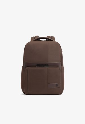 Brauner Rucksack aus Stoff und Leder mit gepolsterten Schultergurten, vorderer Reißverschlusstasche und einem oberen Griff, aufrecht stehend vor weißem Hintergrund.