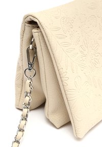 Borsa a tracolla in ecopelle beige con motivo floreale impresso, design a ribalta e tracolla in metallo argentato. Superficie testurizzata e bordi senza cuciture.