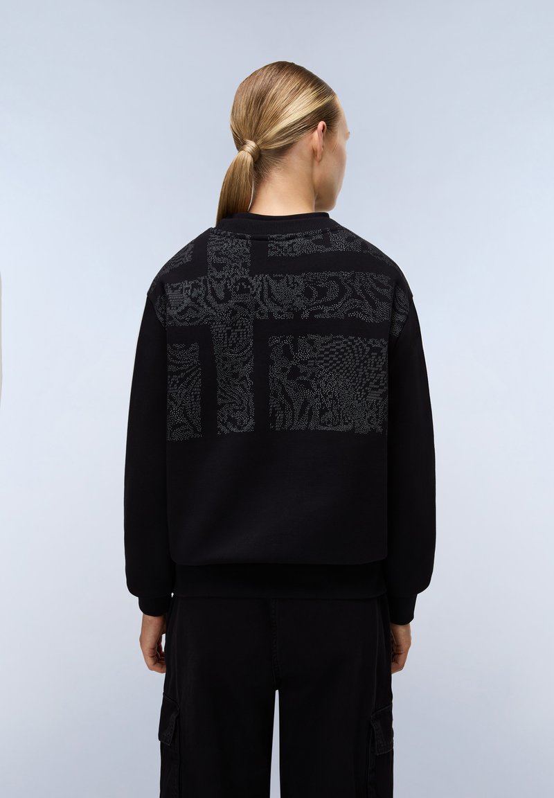 Černá mikina s texturovaným, vzorovaným zadním detailem v odstínech šedé. Disponuje kulatým výstřihem a žebrovanými manžetami.