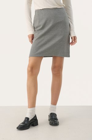 Jupe à carreaux noir et blanc en tissu tissé, longueur genou, présentant une silhouette ajustée avec une texture douce.