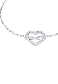 Pulsera de cadena de plata con un cierre en forma de corazón con un diseño de infinito, adornada con piedras brillantes en el contorno del corazón.