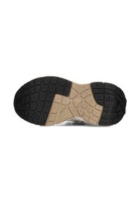 Suola della scarpa con un design a motivi, caratterizzata da una sezione in gomma nera e un segmento beige a contrasto, che offre aderenza grazie a molteplici scanalature di flessione.
