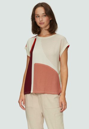 Kurzärmliges Oberteil aus leichtem Stoff, das eine Mischung aus Farben zeigt: Creme, Burgunderrot und Terrakotta, mit verschiedenen geometrischen Mustern.