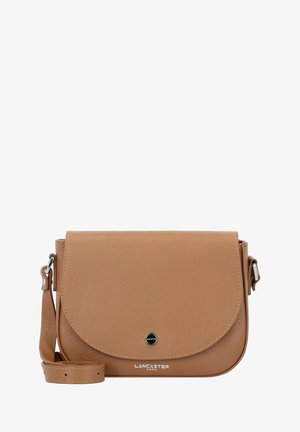 Tan leren crossbody tas met een gebogen klep sluiting, logo-detail aan de voorkant, verstelbare schouderband en een gestructureerde oppervlakte.