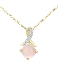 Guldtonet halskæde med en firkantet lys pink vedhæng med fire tænder og en buet sølv accent sat med små klare sten.