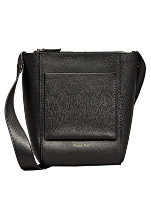 Czarna skórzana torba typu bucket z szerokim paskiem na ramię, przednią kieszenią wsuwaną oraz złotym tłoczonym logo w pobliżu dolnego środka.