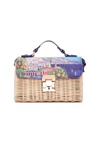 Borsa in paglia intrecciata con una patta in pelle blu che presenta un'affascinante pittura marina colorata, chiusura a lucchetto dorato e manico superiore.