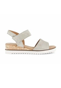 Lichtgrijze sandaal met open teen, verstelbare enkelband, sleehak van kurk en witte geribbelde zool.