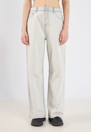 - Wide leg