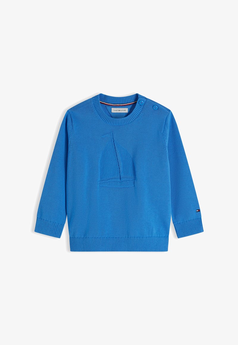 Pull bleu à manches longues pour tout-petit avec motif de voilier tricoté sur la poitrine, poignets et ourlet côtelés, et deux boutons sur l'épaule gauche.