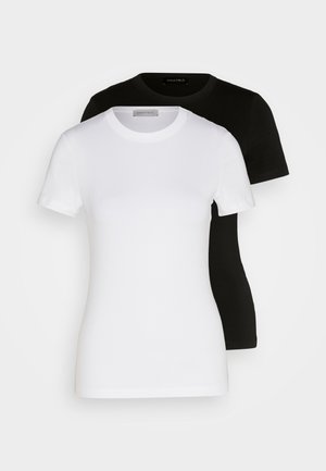 Zwei kurzärmelige T-Shirts in Schwarz und Weiß. Hergestellt aus glattem Baumwollstoff, mit einem klassischen Rundhalsausschnitt und normaler Passform.