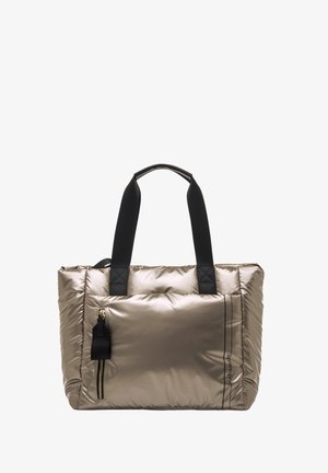 Borsa tote metallizzata color beige con manici neri; texture trapuntata e dettagli cuciti. Presenta una tasca laterale con zip e hardware in oro.