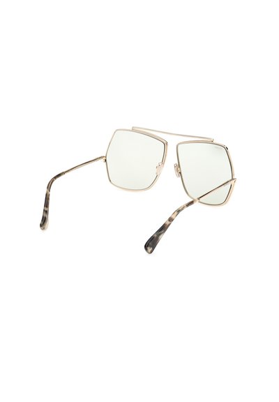 Occhiali da sole quadrati con montatura in metallo dorato, lenti verdi e punte delle tempie in acetato decorato. Design minimalista con doppia archetto.