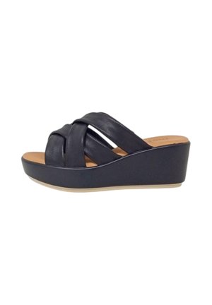 Sandali wedge neri con cinturini in pelle intrecciata, una superficie liscia e una suola di colore chiaro, dotati di un tacco leggero per un po' di elevazione.