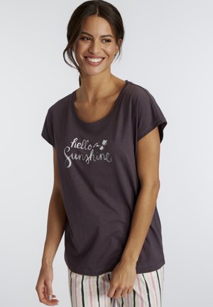 Mörklila T-shirt i mjuk bomull. Har rund halsringning och korta ärmar, med designen "hello Sunshine" i silvertext.