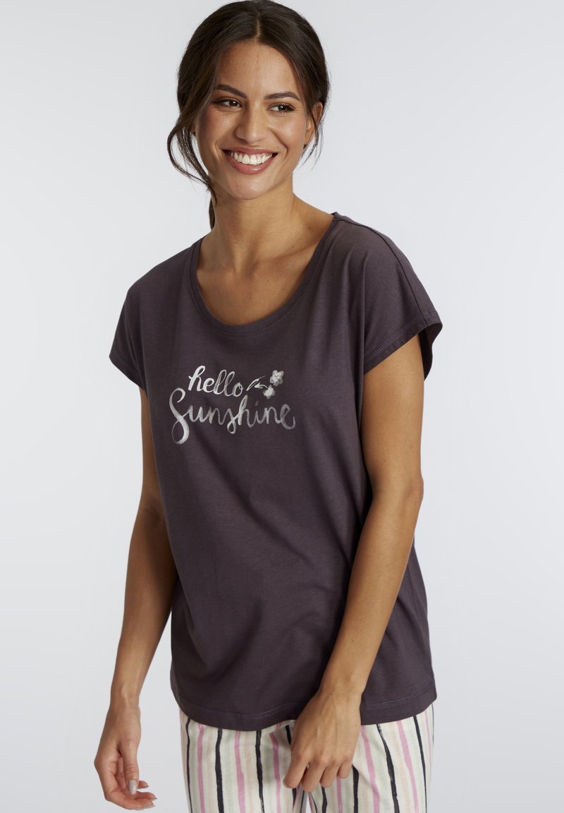 Donkerpaars T-shirt gemaakt van zacht katoen. Heeft een ronde halslijn en korte mouwen, met een "hello Sunshine" ontwerp in zilveren tekst.