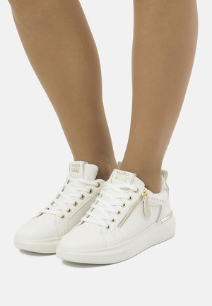 Sneakers bianchi con lati perforati, dettagli in metallo dorato e design con lacci. Presentano una cerniera laterale e una suola ammortizzata per il massimo comfort.