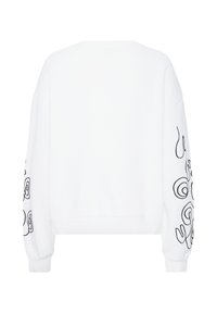 Sweat-shirt blanc à manches longues avec des motifs de lignes tourbillonnantes abstraites noires sur les deux manches, vu de dos.