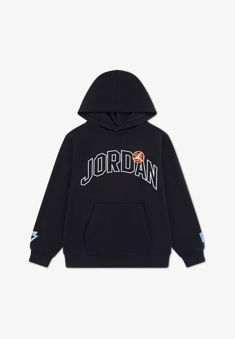 Zwarte hoodie met een kangeroezak, met "JORDAN" in het wit, het nummer "23" in oranje en blauwe accenten op de mouwen. Gladde stof.