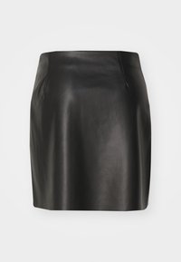 Mini falda de cuero negra con una textura suave, que presenta un diseño ajustado y costuras sutiles, midiendo por encima de la rodilla.