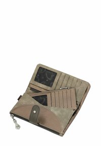 Billetera compacta en cuero topo, con un acabado texturizado, dos ranuras para tarjetas, un bolsillo transparente para identificación y un compartimento con cremallera para monedas.
