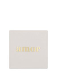 Vit fyrkantig keramikTallrik med ordet "amor" i guldskrift centrerat på ytan.