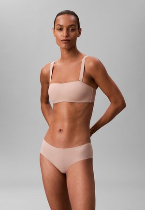 Nahtloses, hautfarbenes Bralette und passendes Hipster-Unterwäsche-Set, mit verstellbaren Trägern und dezentem Logo-Detail am elastischen Bund.